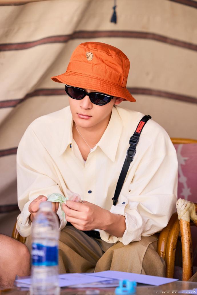 张晚意这手速不抢票可惜了笑不活！《花儿与少年》里张晚意帮雅琪连设备，开局懵如被