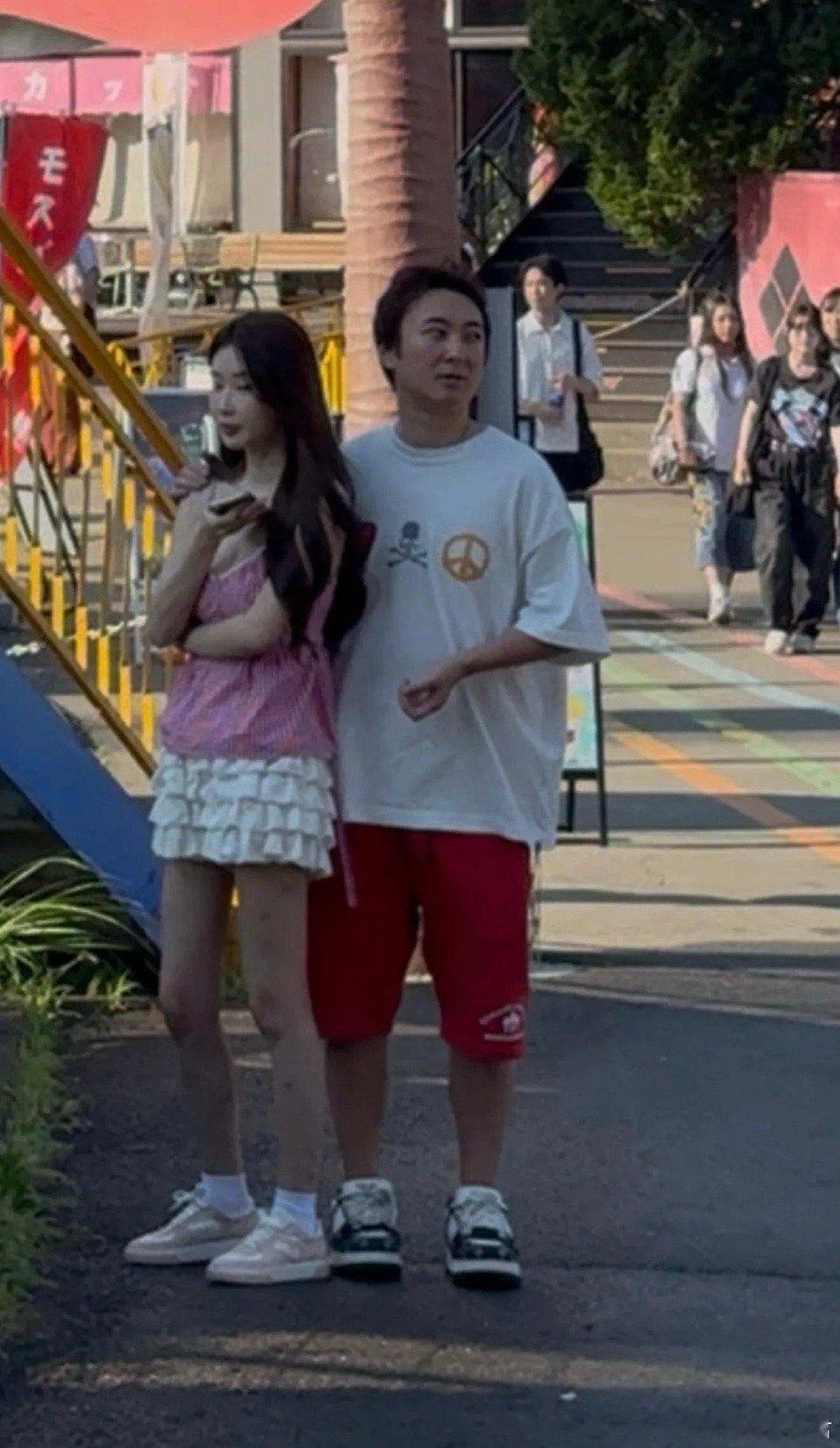 王思聪搂美女现身富士急乐园王思聪​​​