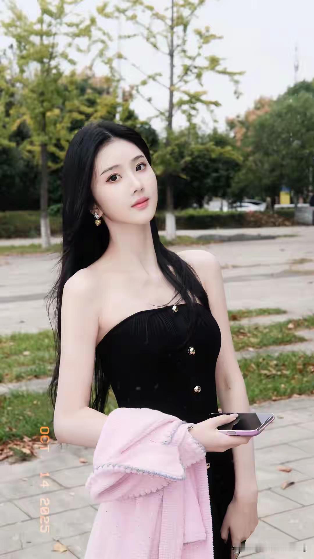 秋日漫步，黑裙与粉外套的时尚碰撞什么样的女人,最有魅力?探讨绝色美人的标准