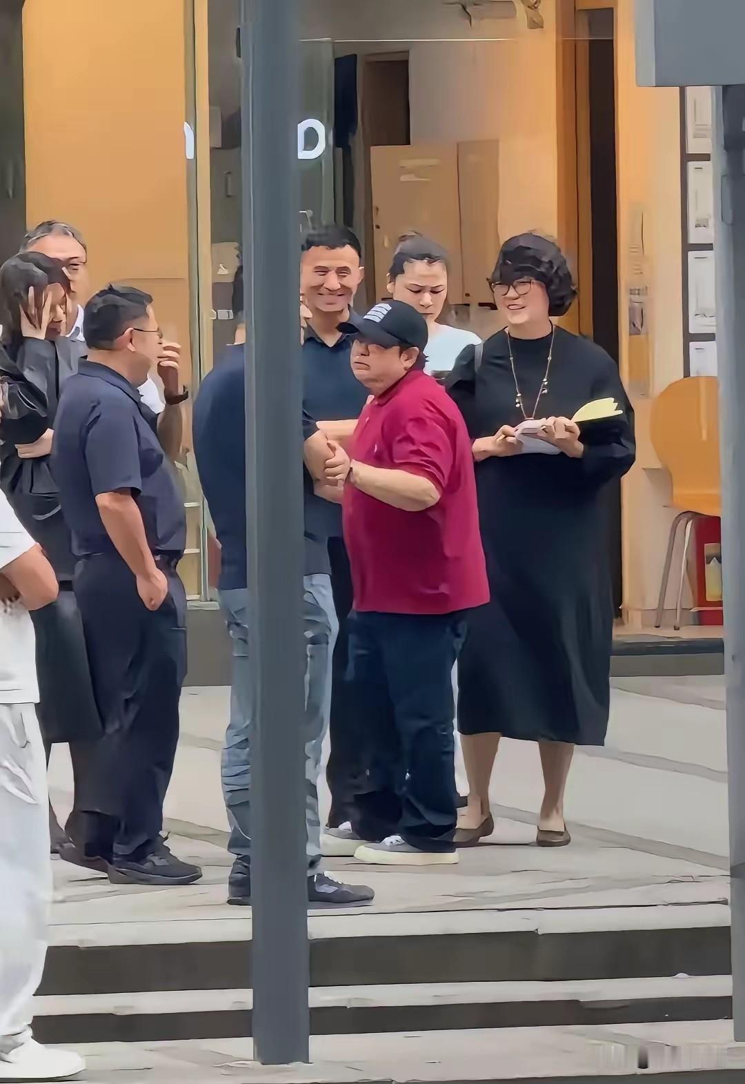 韩红都懵了整个人没有了一点精气神，再也不敢戴大金链和大金表外出。她没有想到，网