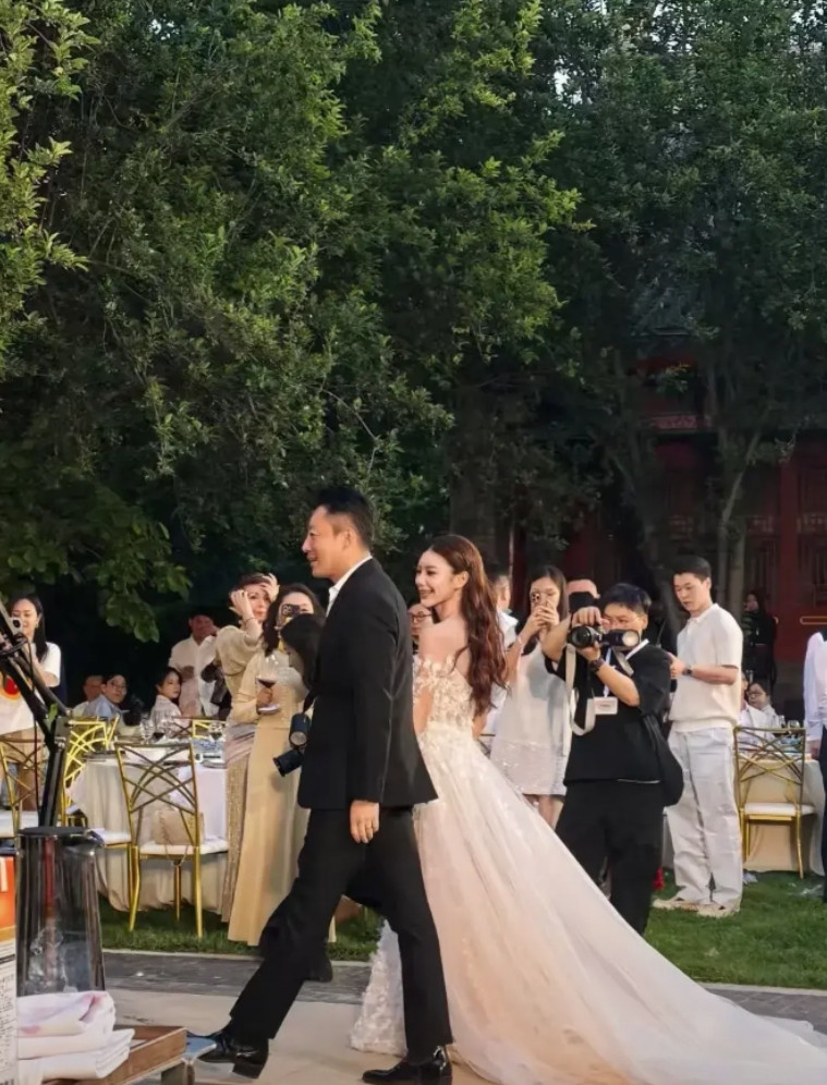 汪小菲又大婚了！这次的结婚场地是北京郡王府，与上一次在海南相比，接地气了不少
