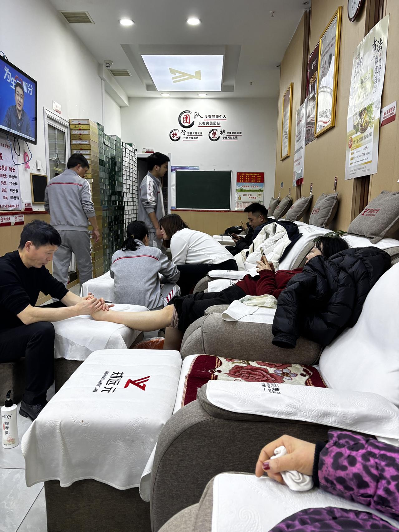 爬山下来还能这么享受，这按摩真是救星啊。运动后及时拉伸和按摩确实能大大缓解第二