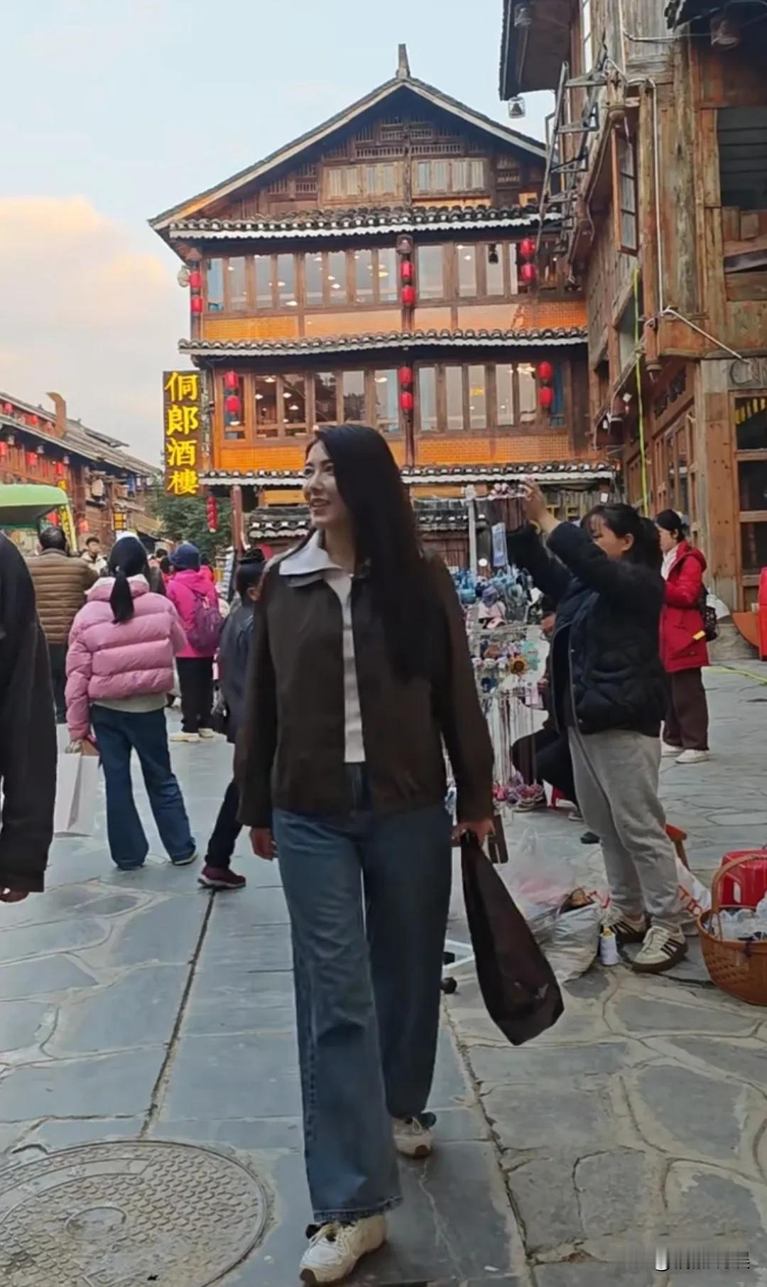 曾黎不愧为中戏公认的美人，路人镜头下的她确实美得出色。她现身贵州肇兴侗寨游玩，