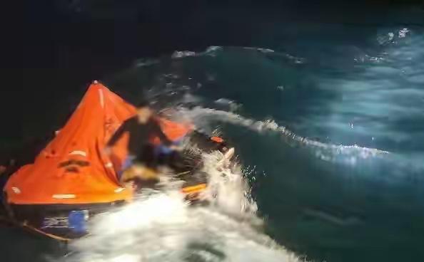 凌晨六点五十分的公海，寒风裹着浪头拍打船舷。一艘载着11名中国渔民的渔船，在距离