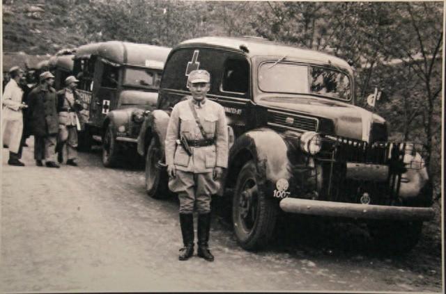 1937年他被敌军俘获，凭借着聪明机智逃出了牢房，辗转之间只能隐姓埋名在小村庄中