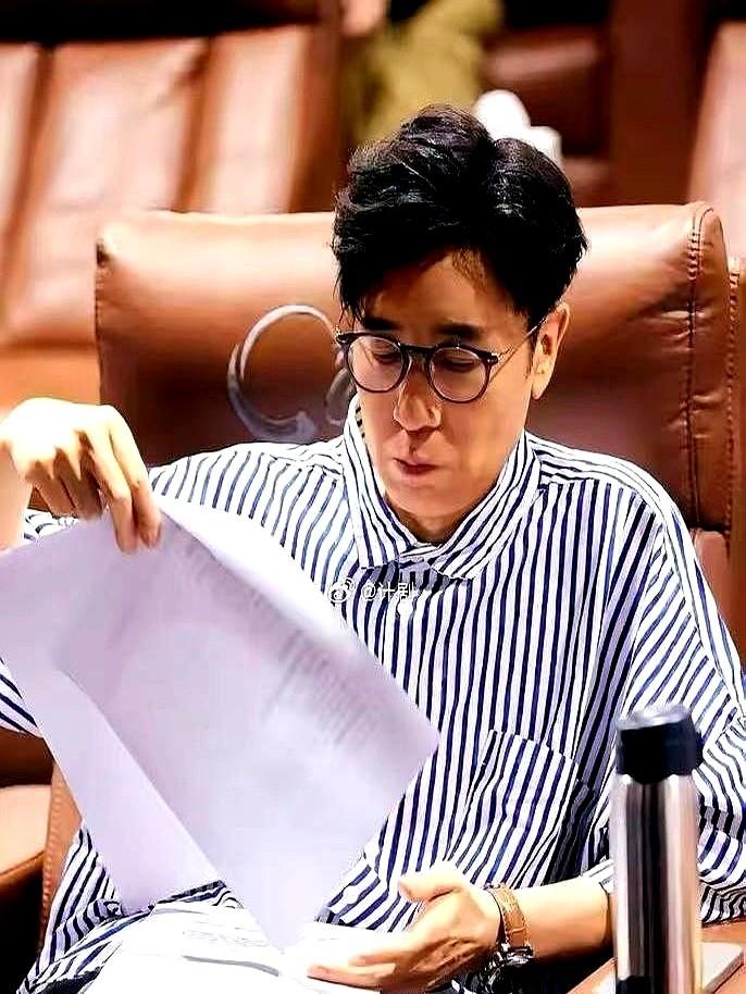 “一个人打四份工,居然没被骂卷王?”——于和伟把这句调侃活成了日常。《沉默的