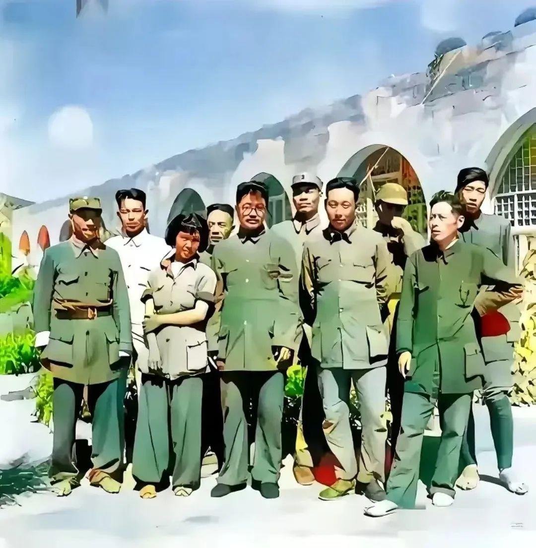 晴雨风说史晴雨风说史图1，照片拍摄于1942年8月1日的延安，120师师