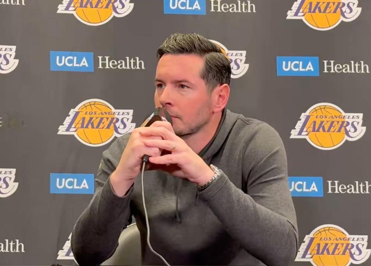 赢球夜。更衣室却像冰窖。勒布朗那句“每个人都要做出牺牲”，在香槟味里硬得硌牙