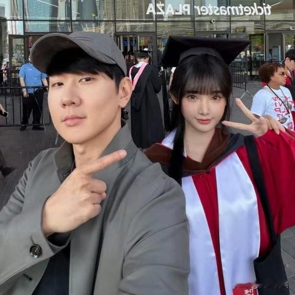 林俊杰，晒与小21岁女友合照5月19号晚上，林俊杰冲上了热搜，不是因为发新