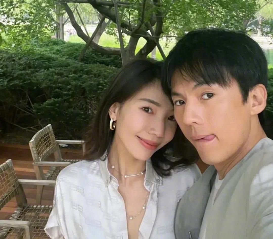 4月1日，演员宋宁峰发布长文。他全盘承认婚内出轨，同时宣布无限期暂停演艺工作。