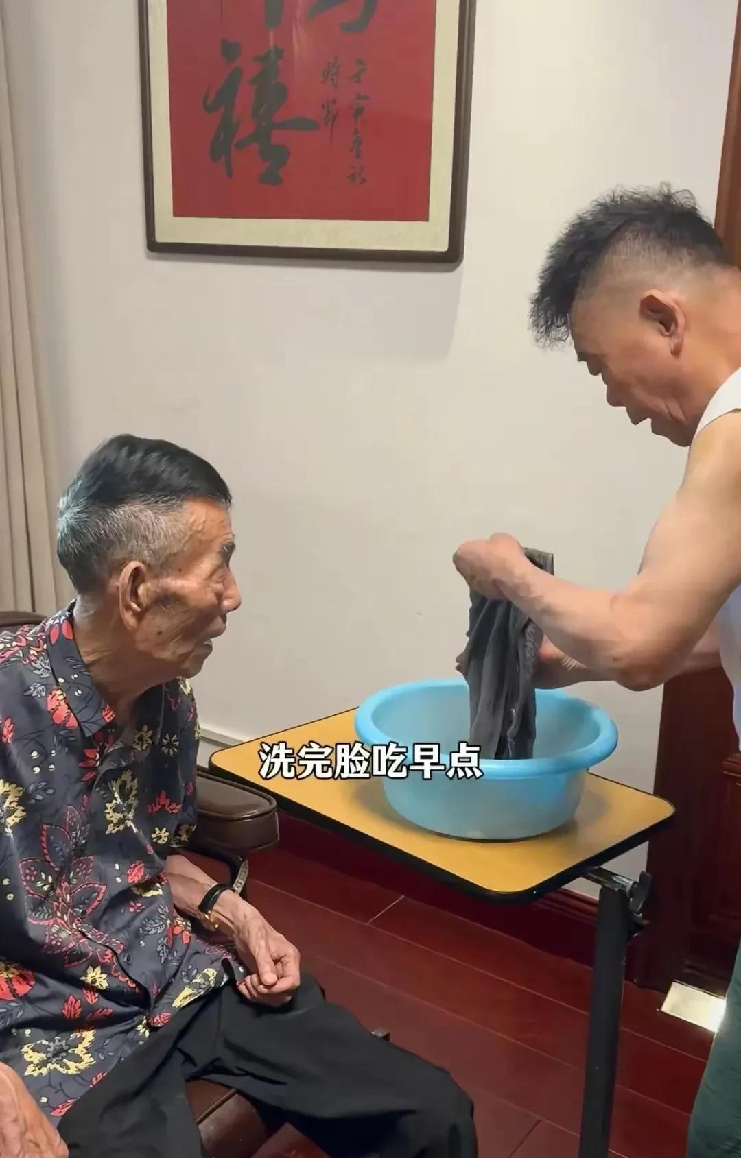 杨少华的三儿子和父亲对话，令人热议。三儿子对父亲说，你这些日子直播累不累？父亲说