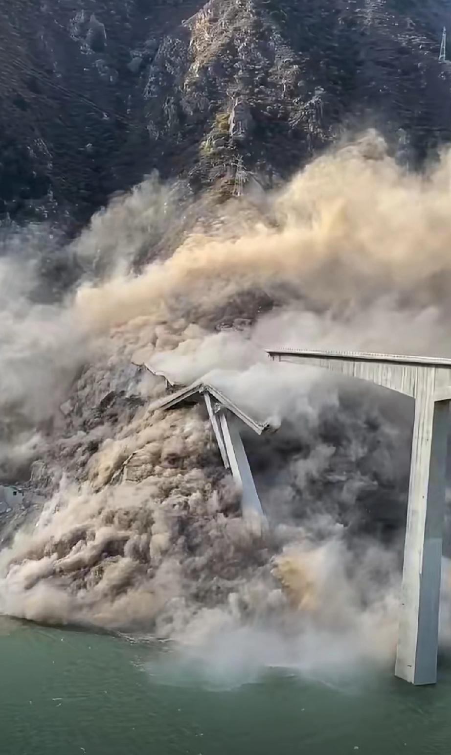 四川阿坝红旗桥垮塌的消息像一颗重磅炸弹，瞬间在网络上炸开了锅。这座连接马尔康、金