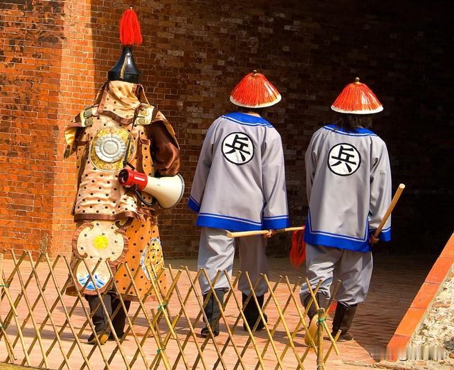 清代士兵胸前的字样（兵、勇、卒、丁）代表了不同的编制身份、社会地位和职责功能：