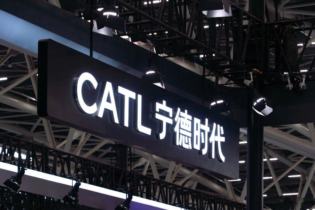 【为什么华为不造车3】过去几年，鸿蒙智行的销量光环很大程度上来自华为品牌的直接导流。“华为门店里卖的