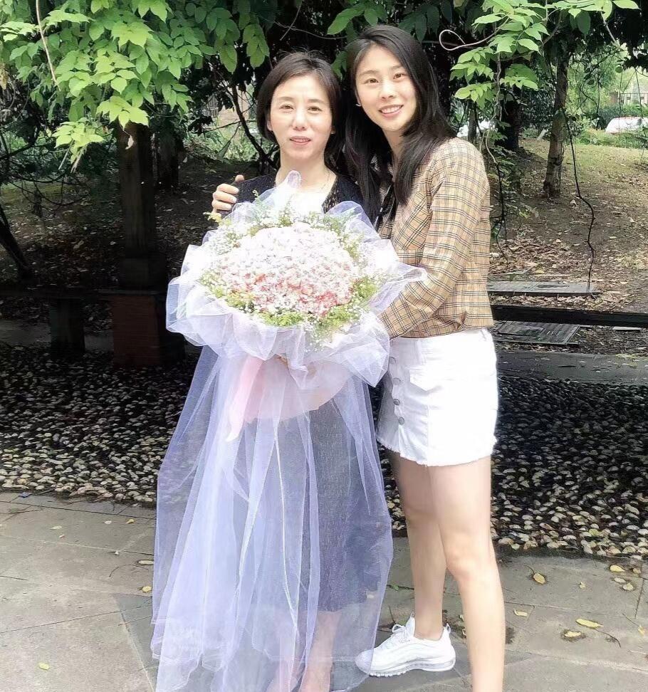 身高175的王思雨素颜之下好美啊，不仅人美球艺更美，长长的秀发，搭配这一身休闲装