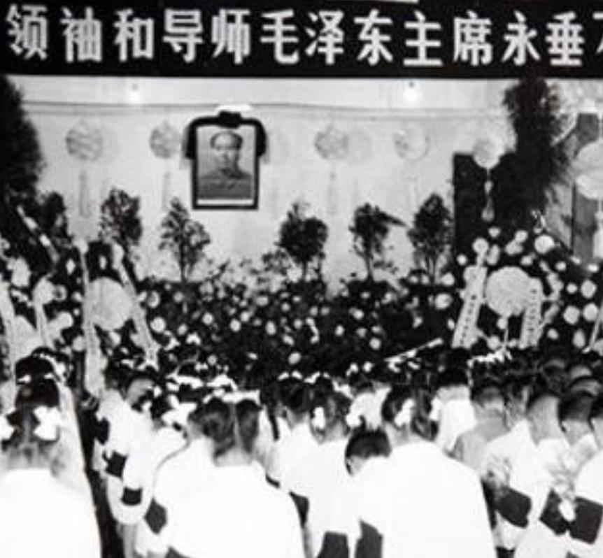 毛主席逝世当天的“播音事故”，是人为还是意外？当事人揭开真相，毛主席逝世当天，中