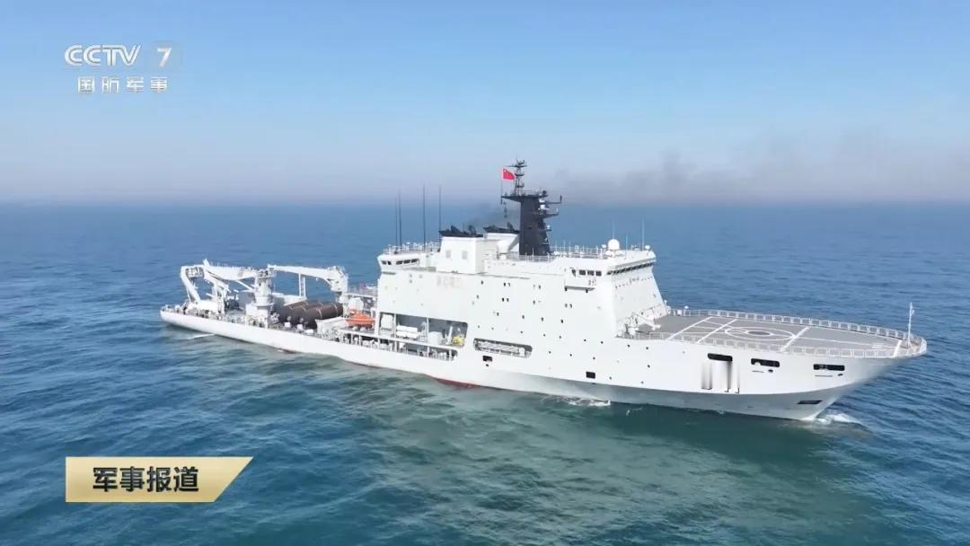 俄水兵登上中国万吨级潜艇救援船，搭载一艘英国造LR7救生艇！真没想到，连潜艇