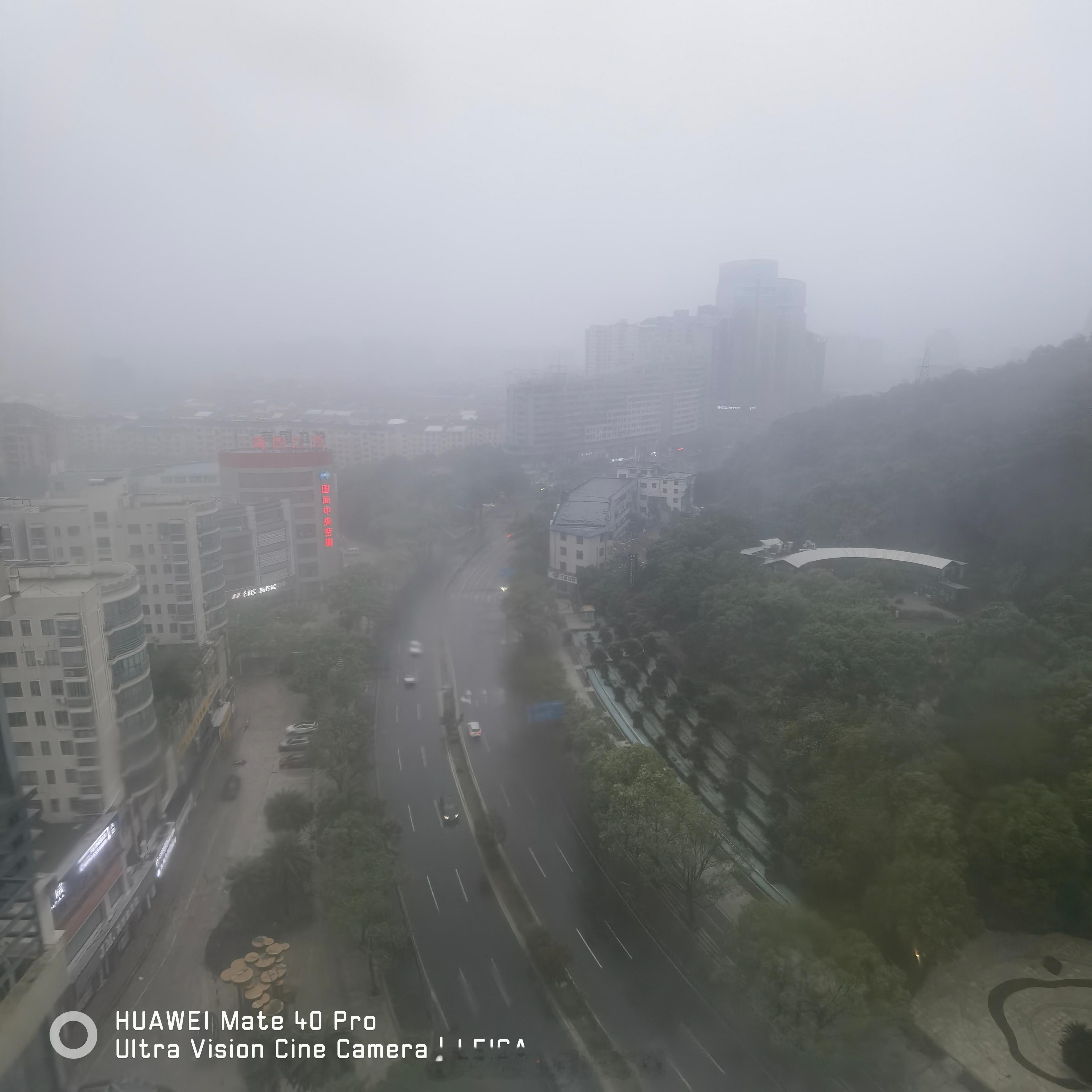 巴威登陆地点有变人在台州椒江，目前的街景，天还没全黑外面的风声鬼哭狼嚎，窗户的雨