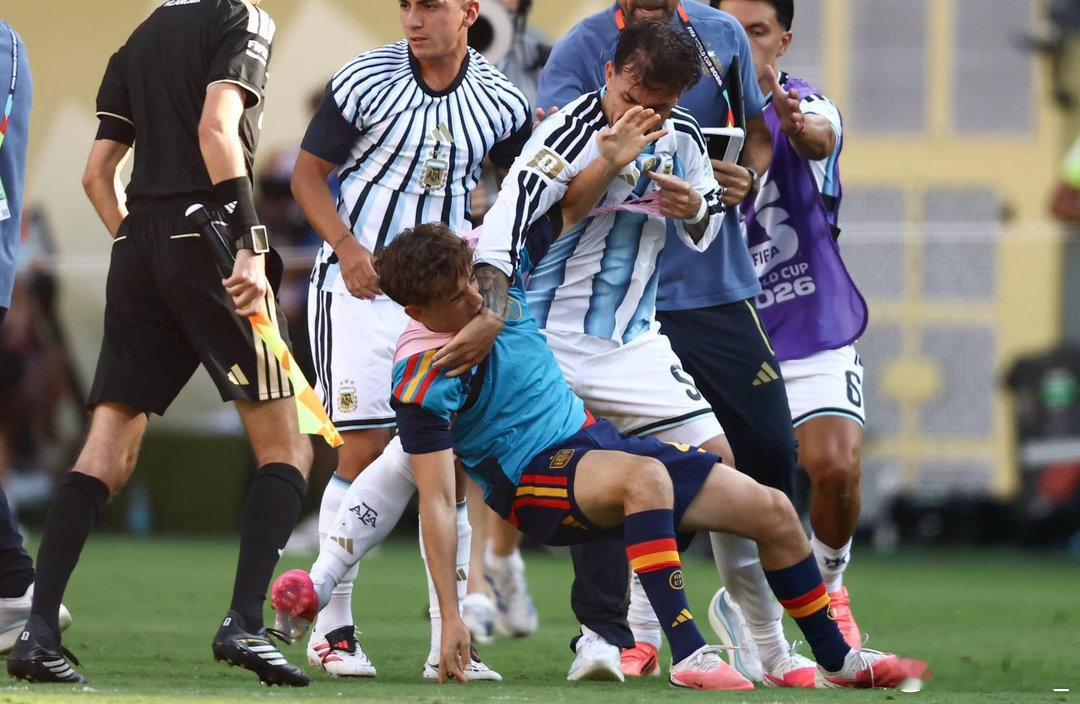 世界杯决赛那场大冲突，FIFA终于下重手了！阿根廷中场帕雷德斯因为赛后暴力冲突被