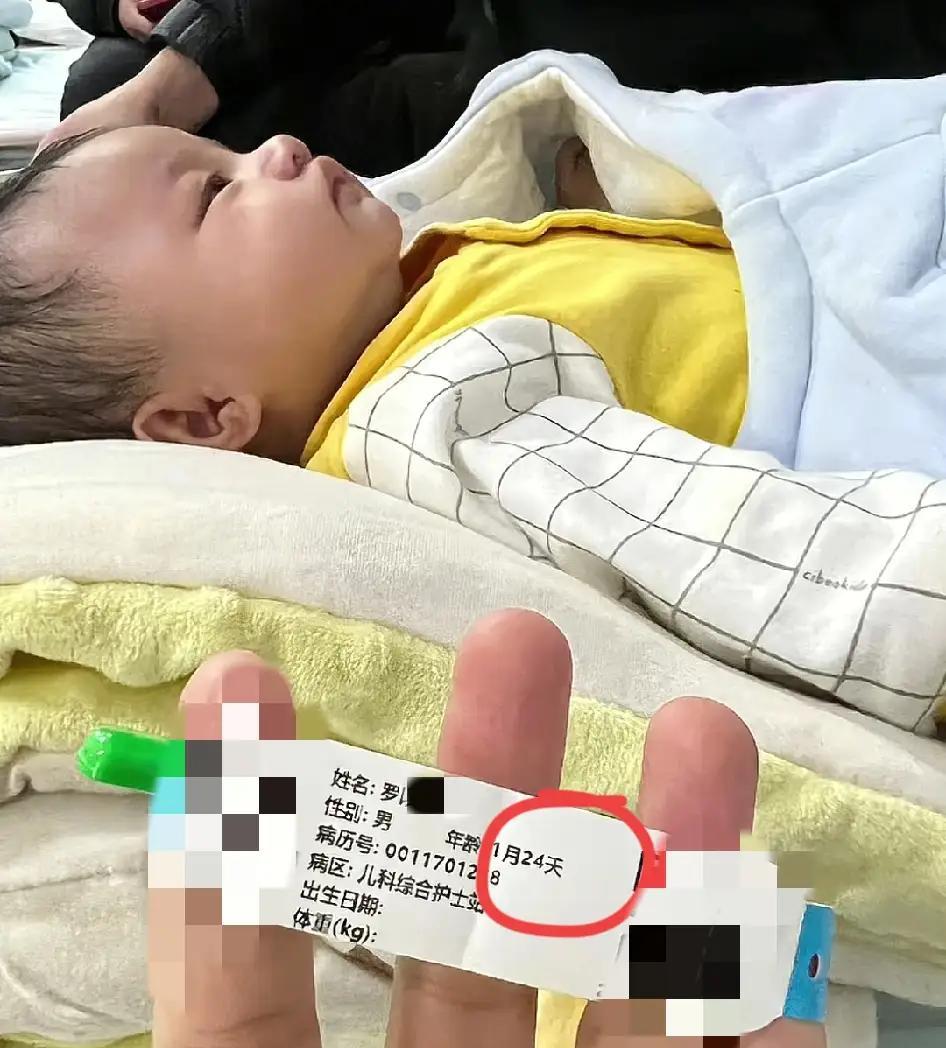 奶奶误将白酒当成水给一个月大的宝宝冲奶粉，宝宝连奶带酒喝了120毫升。事情发生
