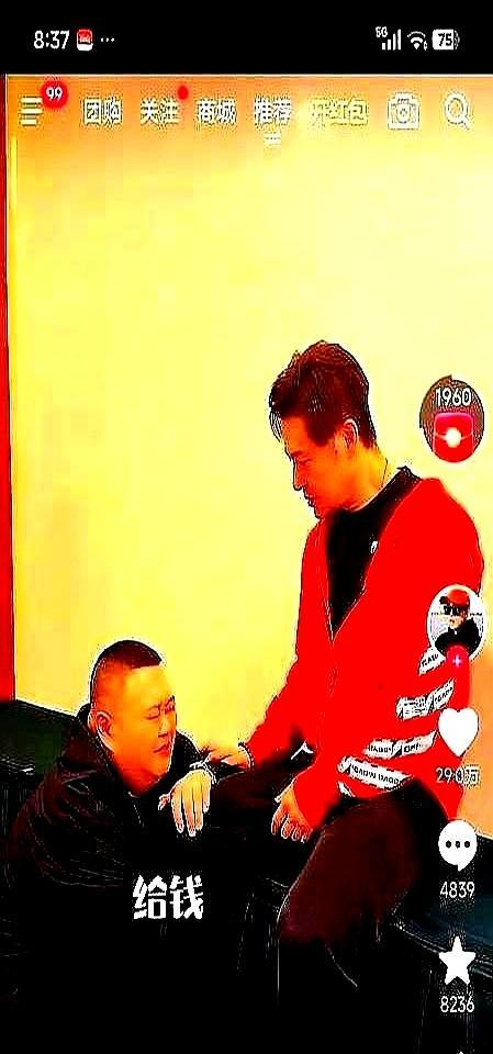 往年春节谢金躲讨红包的徒弟躲得比兔子还快。去年跟李鹤东跑了二十多场巡演，从