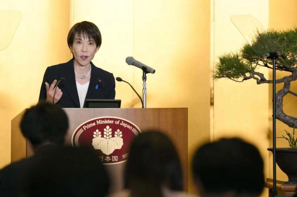 高市早苗的首相宝座恐怕要坐不稳了。15天后，她将面临一个生死攸关的抉择，日本前首