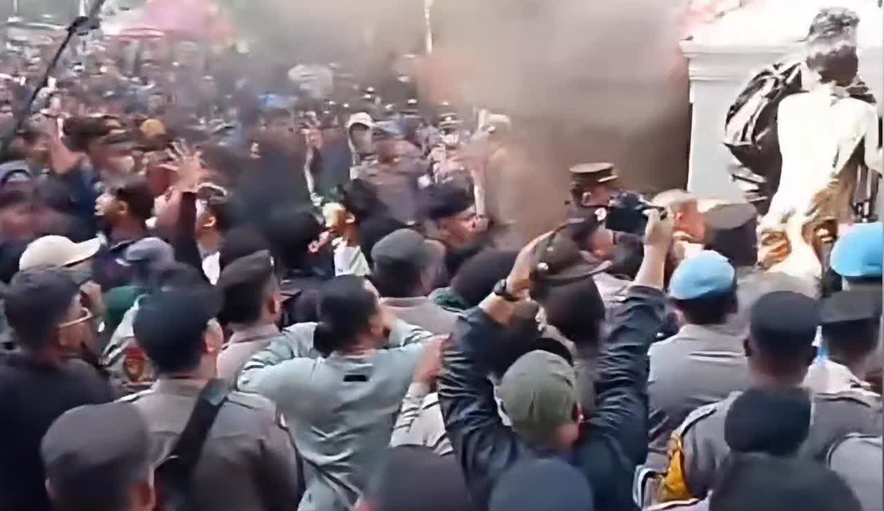印尼政府妥协，接受抗议要求在声势浩大的全国性抗议面前，印尼议会各政党经过紧急