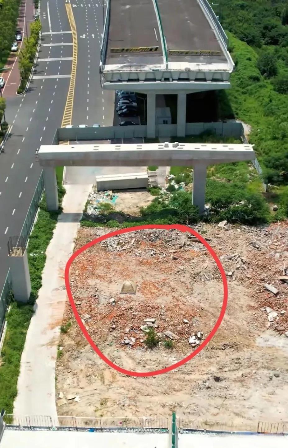 这是几个意思？本来政府早就把拆迁通知贴上很久了，公示完毕了。依法拆除！！这是民