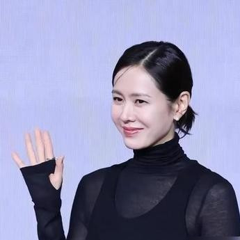 新剧口碑崩到泥潭里，换个女演员估计早就急着控评公关了，孙艺珍倒好，转头拉着玄彬去东京街头排队吃面。这