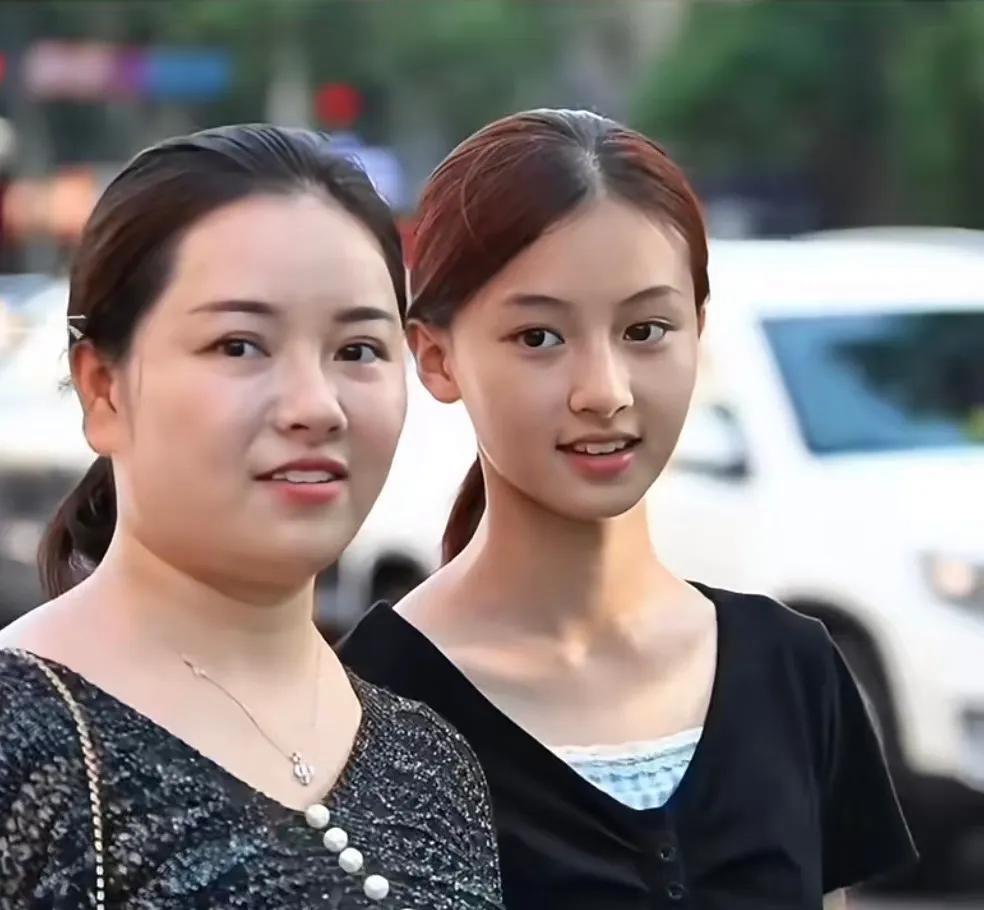 忽然间能理解七七的妈妈了虽然失去了“于正”这棵大树但是当看到她接商演两个小时