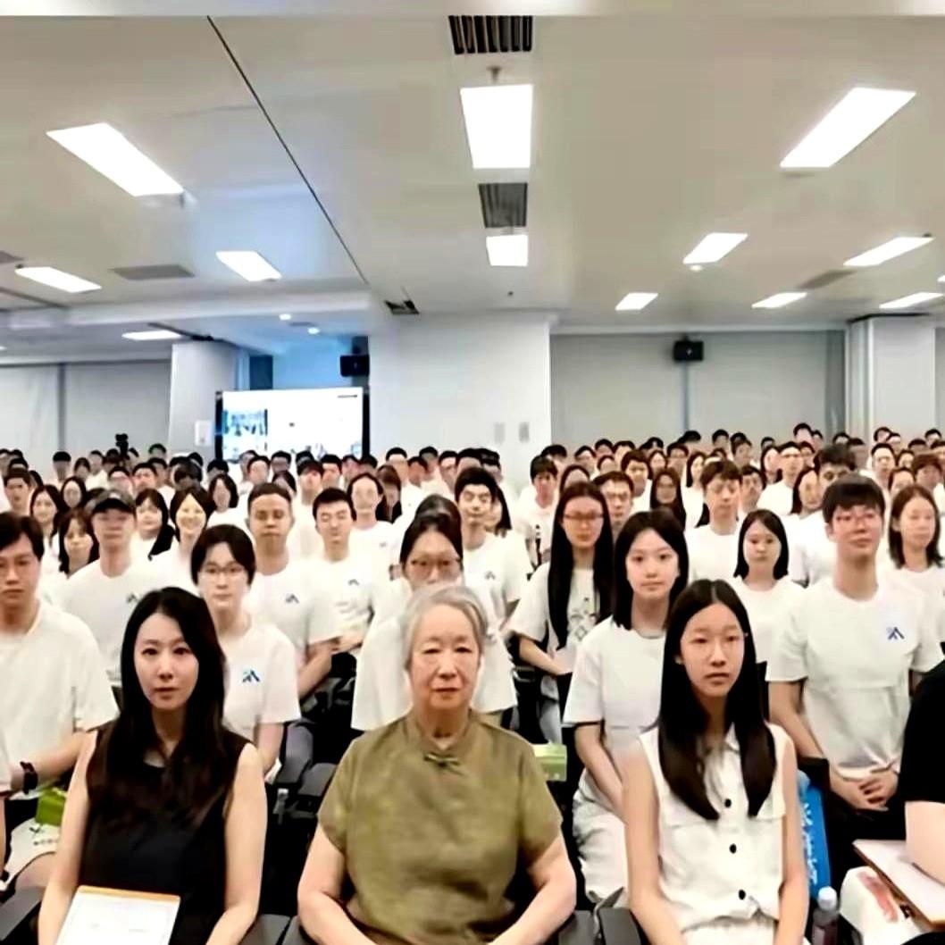 一张照片引发的二胎悬案，硬生生被当事人用一件衣服化解了。李丽婧带着女儿张姩菡