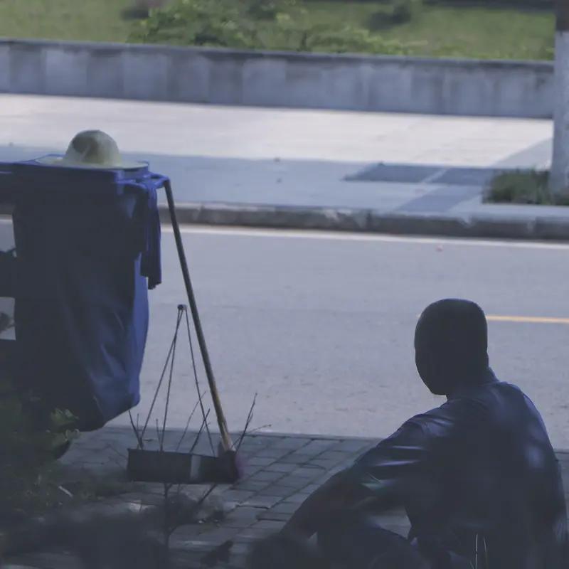 "为别人而活"是把自己的喜怒哀乐完全系在别人身上，别人开心我才配开心，别人不满意
