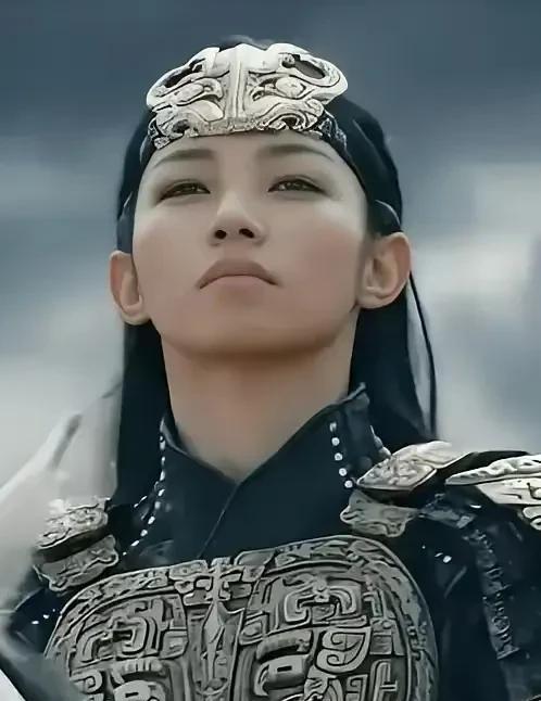 那尔那茜她的面颊总是向上高高扬起！从小就与众不同，下颌微抬，睥睨一切人瘦瘦