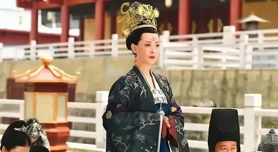 公元929年，37岁还一事无成的刘知远在放马时，对17岁的李三娘一见钟情。李父大