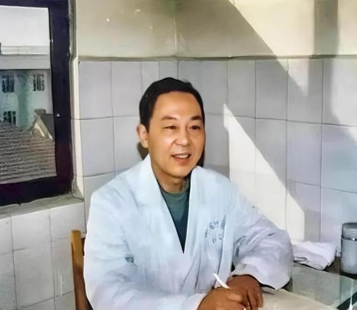 1970年，徐州一主任医生趁妻子不在，偷偷服用了4克毒性极强的曼陀罗花，所有人都