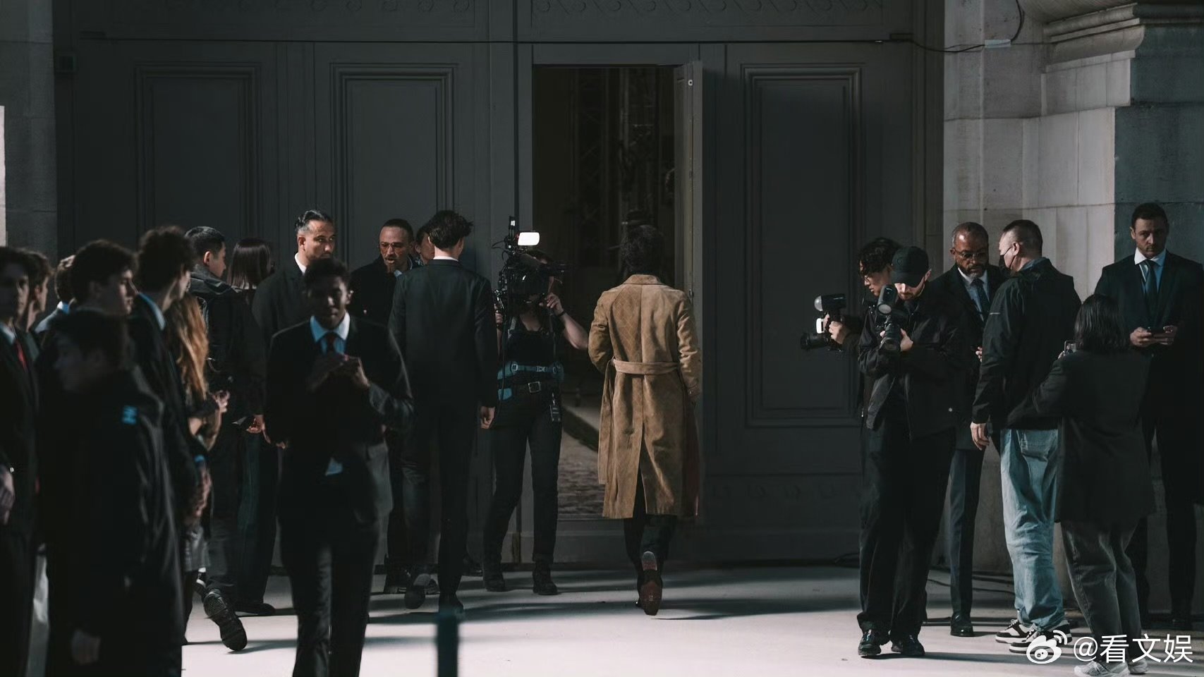 对王一博身高有了实感王一博出神图了，这组氛围感真的绝了啊！太有电影质感了，一整