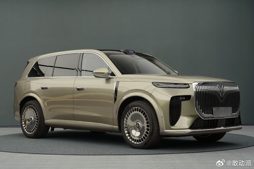 岚图旗舰SUV“泰山”量产版正式定名岚图9L，亮相工信部。新车定位全尺寸SUV