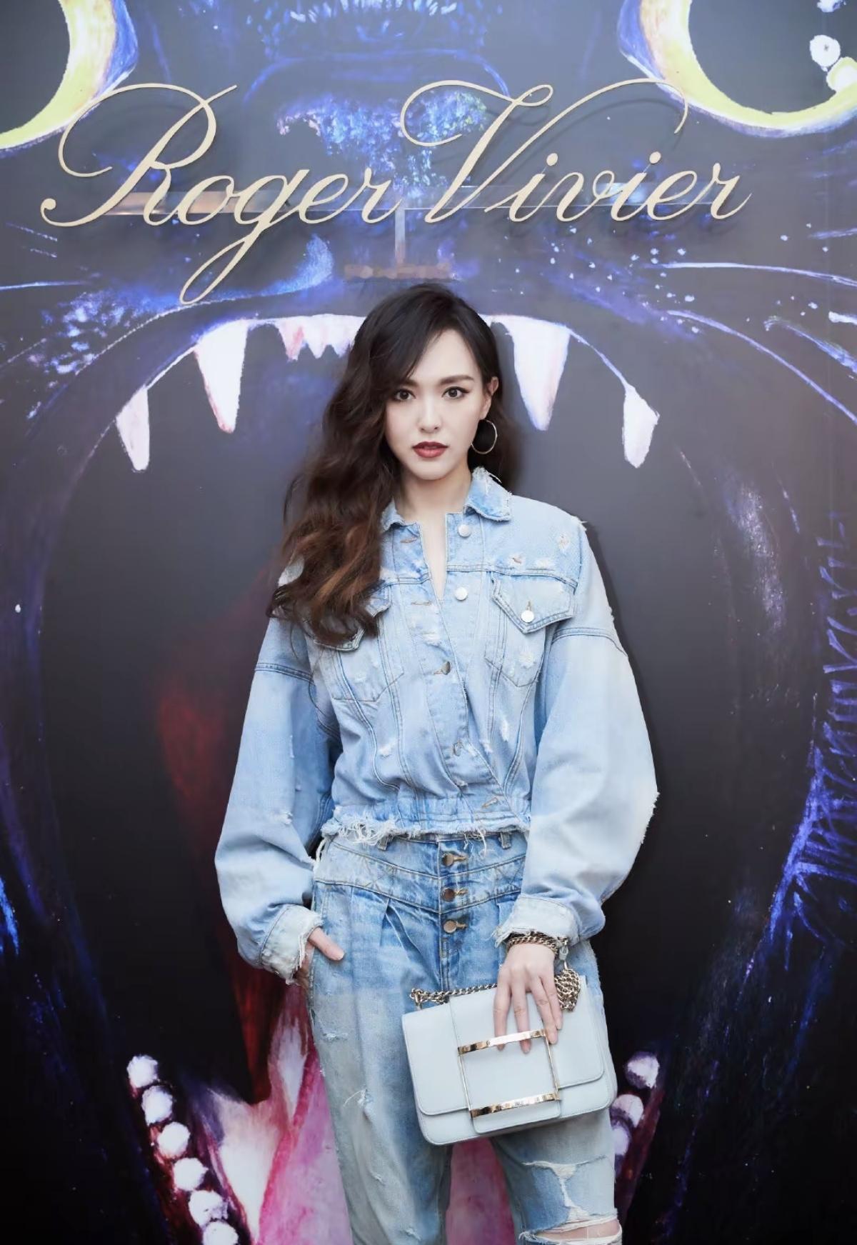 被唐嫣的这组活动照美到了！一身牛仔，简约又高级[比心]唐嫣就是行走的穿搭模板，把