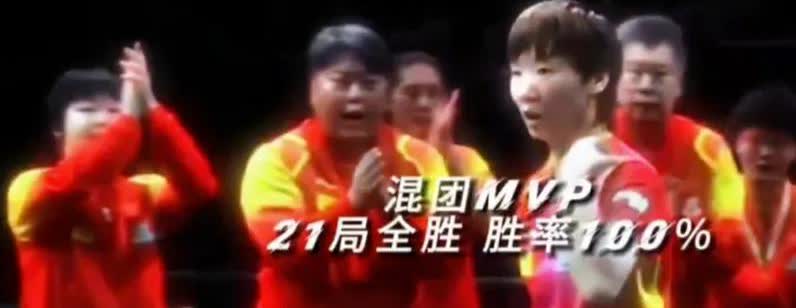 最后一球擦网落地，王曼昱输了！可她第一时间冲向孙颖莎，笑着把人抱怀里拍照