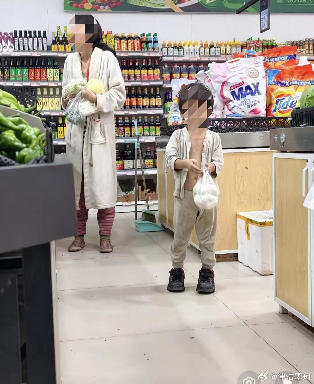 #衣衫不整男孩姥姥发声#涉事女子是当地拆迁户，靠分得的拆迁款过日子，之前两段婚姻受挫，有轻度抑郁史没