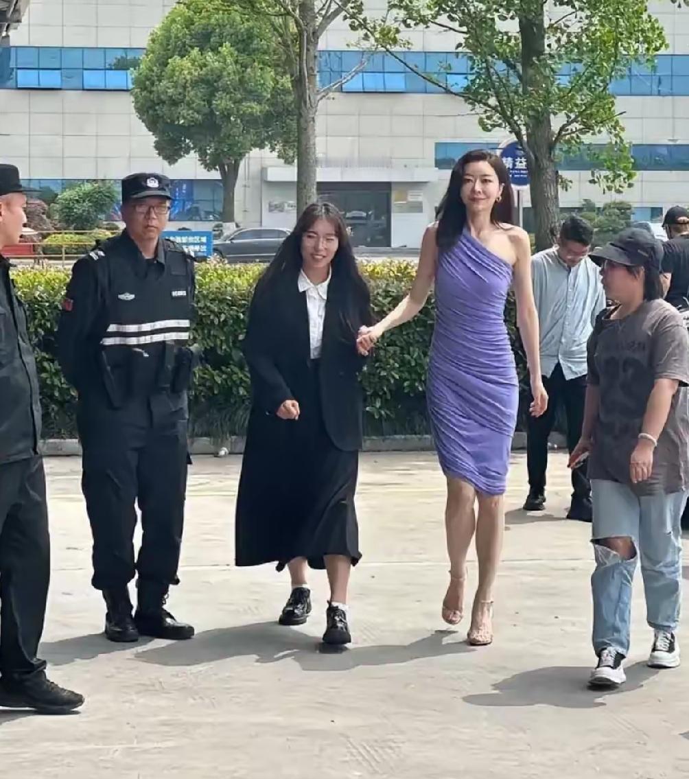 熊黛林身高178厘米，样貌出众，当年郭富城为什么没有娶她。估计是身高差距太大，要