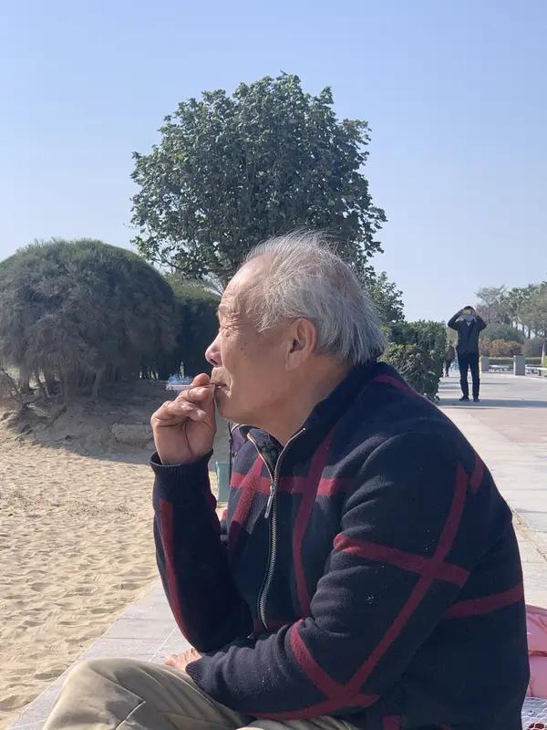 老了什么是底气？我觉得老周的经历能给出答案。老周七十一岁，退休工资刚好够花，房子