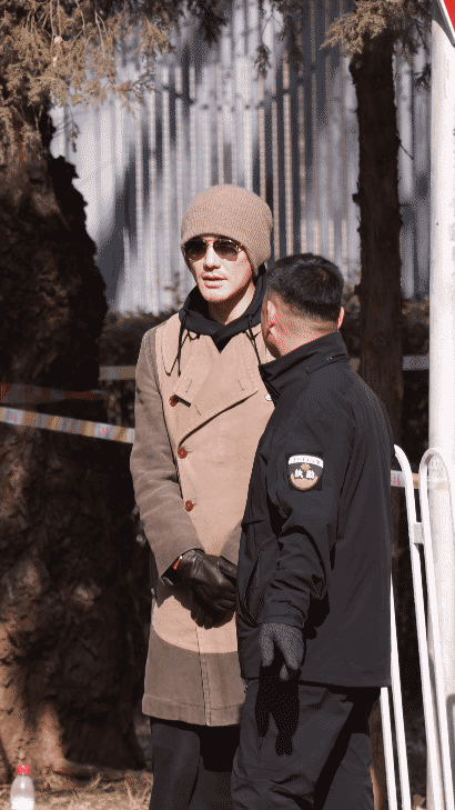 胡兵把秀场搬到央视门口189cm的身高，挺拔的身姿，胡兵往央视门口一站，就是最