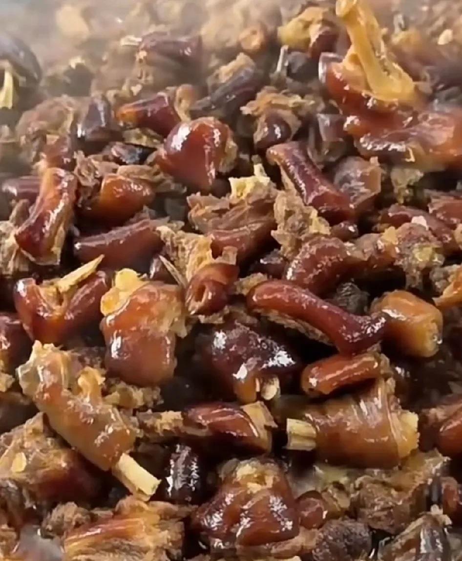 有人发了一则红烧狗肉的视频，引来了800多条评论，仔细浏览评论区，不禁引人深思。
