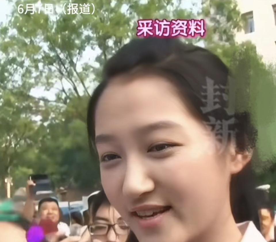 一觉醒来，喜欢关晓彤的和不喜欢关晓彤的，都沉默了。为啥呢，就是因为重温她高考采