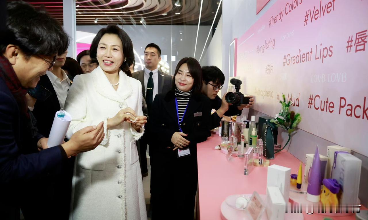 7日，陪同韩国总统李在明访华的金惠景女士在上海复兴艺术中心参加韩国美妆活动，亲自