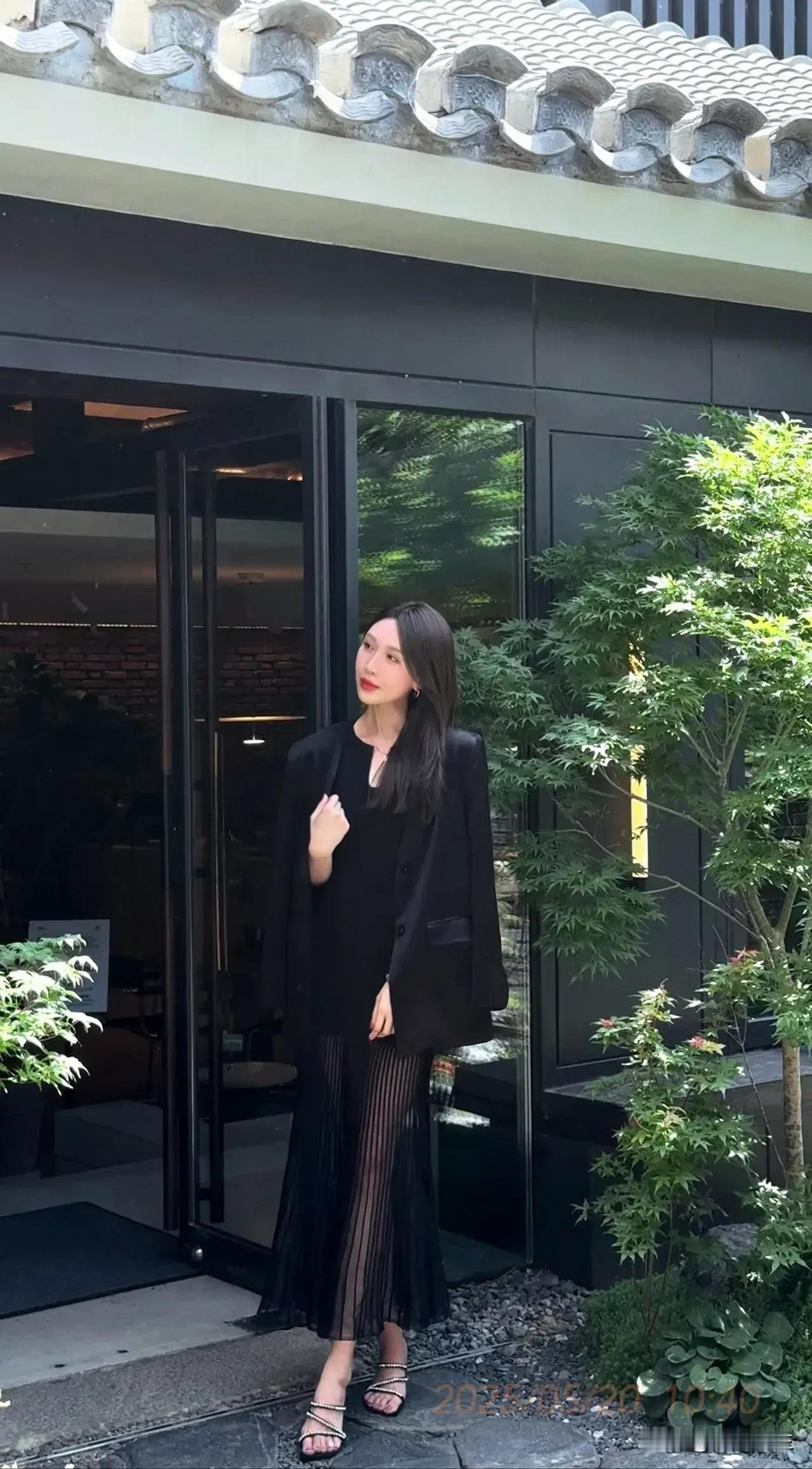 颐和园的夕阳太美了！湖水被染成橘色，像撒了一层金粉。坐在湖边发呆，看天色慢慢变暗