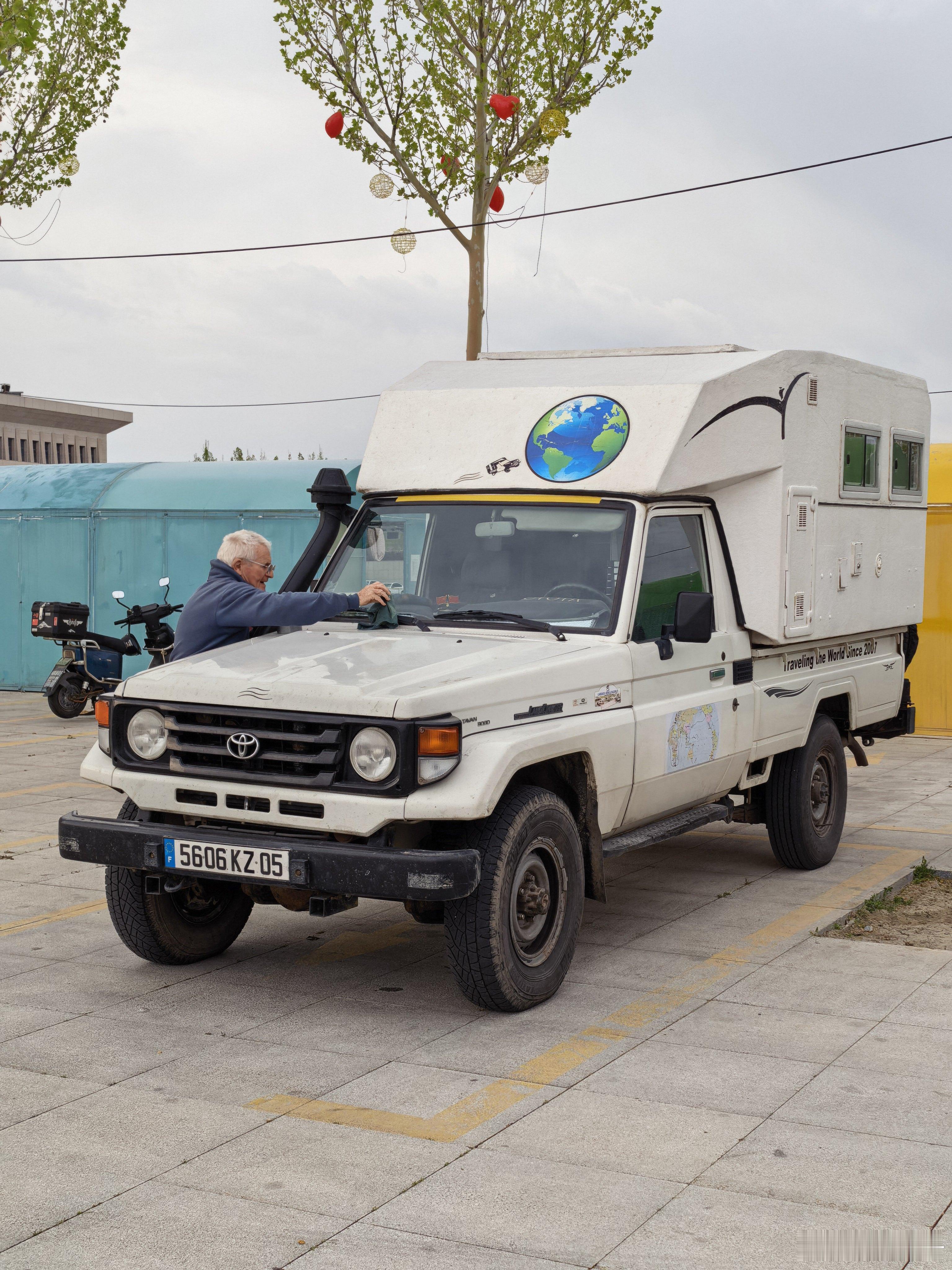 81岁老头，20年的老丰田，自驾环游世界羡慕至极霍尔果斯·霍尔果斯口岸