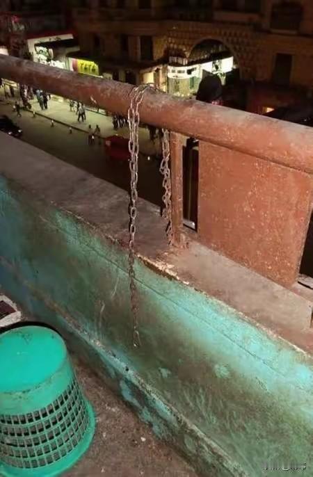 太可怜了！这天一位小哥哥路过一栋居民楼的时候，居然看到无比惊险的一幕，一只狗狗估