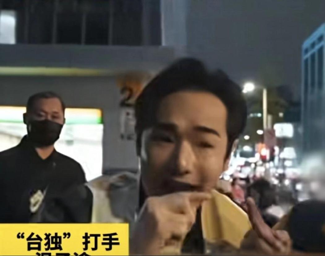 凤凰卫视报道，台湾网红温子瑜街头直播，大肆叫嚣“上战场”，路人说“我要举五星红旗